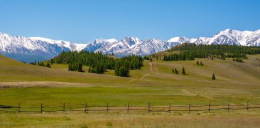 Chuysky Yolu ve Altai Dağları 'ndaki Chuya Tepesi. Altai Cumhuriyeti, Rusya.