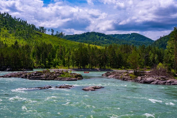 Râul Muntos Furtunos Curge Lungul Unei Văi Muntoase — Fotografie, imagine de stoc