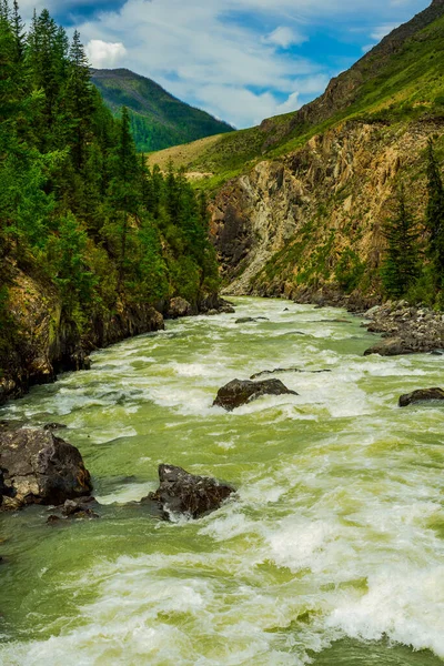 The Mazhoy cascade on the Chuya River - the venue for rafting competitions — Stock Photo, Image