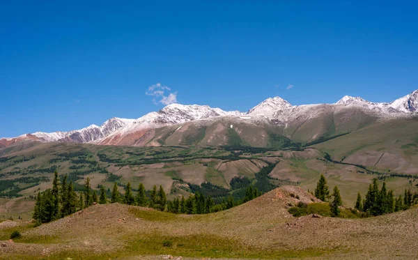 雪融的山脉。从山谷看 — 图库照片