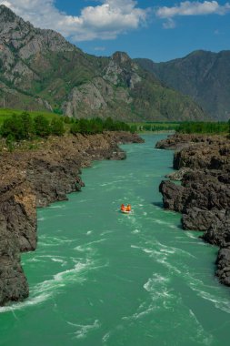 Altay Cumhuriyeti 'ndeki Katun Dağı' nda rafting