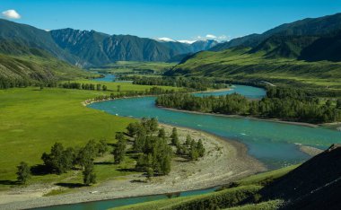 Sarmal Katun Nehri Sibirya 'daki Altai Dağları' ndaki bir dağ vadisinde akıyor..