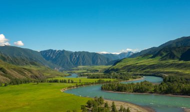 Sarmal Katun Nehri Sibirya 'daki Altai Dağları' ndaki bir dağ vadisinde akıyor..
