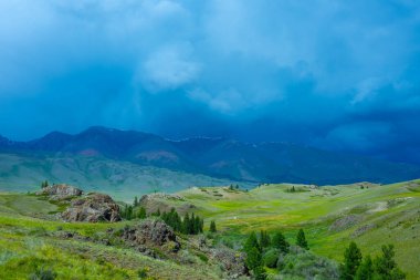 Görkemli dağ manzarası, fırtına öncesi bulutlu gökyüzü.