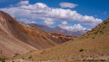 Altai dağlarındaki çok renkli kayalar, Sibirya Rusya