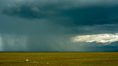 Görkemli dağ manzarası, fırtına öncesi bulutlu gökyüzü..