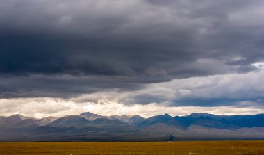 Görkemli dağ manzarası, fırtına öncesi bulutlu gökyüzü..