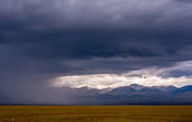 Görkemli dağ manzarası, fırtına öncesi bulutlu gökyüzü..