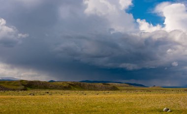 Görkemli dağ manzarası, fırtına öncesi bulutlu gökyüzü..
