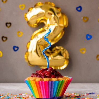 Mumlu doğum günü pastası sepeti - iki yıl.