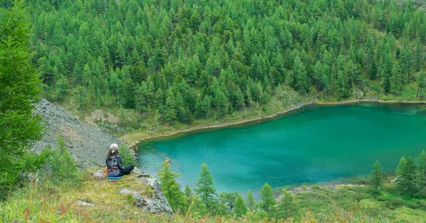 Turquoise mountain lake, view from the mountain — Stock Photo, Image