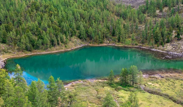 Turquoise mountain lake, view from the mountain — Stock Photo, Image