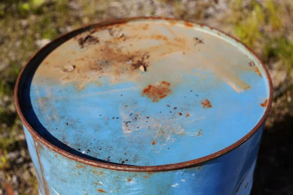 Синя іржава бочка нафти в природі — стокове фото