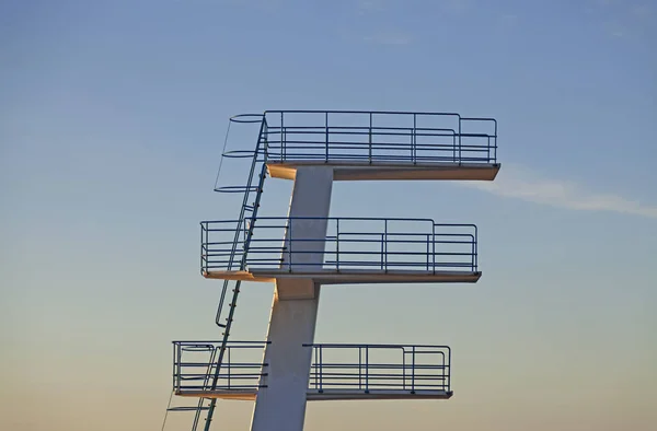 Torre de salto de natação no por do sol — Fotografia de Stock