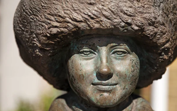 겨울 모자를 쓴 여인을 묘사한 동상 — 스톡 사진
