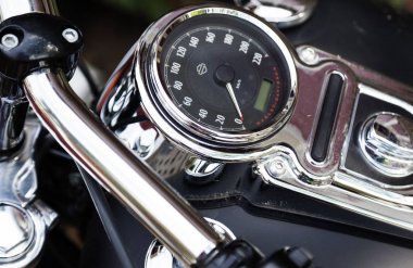 hızlı bir motosiklet üzerinde hız göstergesi