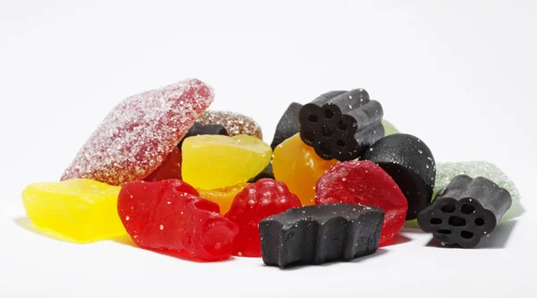 Směsné cukrovinky s cukrem na bílém pozadí — Stock fotografie