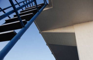 merdiven ve yüzücüler için bir atlama kulesinin alt