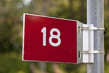 beyaz yansıtıcı metin ile kırmızı bir işaret üzerinde şekil on sekiz 