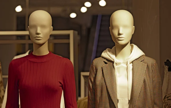 Современная мода с красным свитером, толстовкой и курткой — стоковое фото