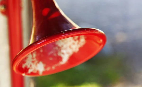 Ein rotes Horn für Warnungen verschiedener Art — Stockfoto