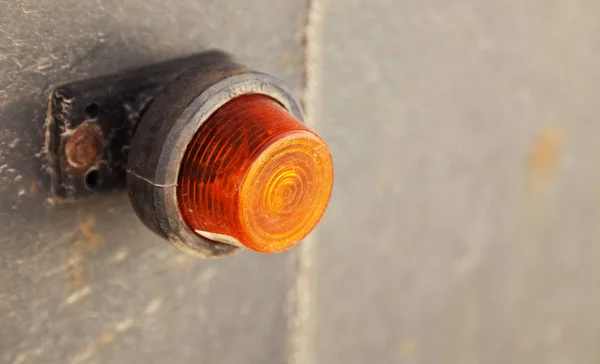 Une lampe orange qui peut tourner pendant la construction — Photo