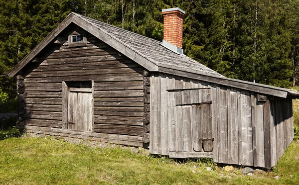 Bardzo stary i wywietrzony drewniany dom na Gammlia w Umea — Zdjęcie stockowe