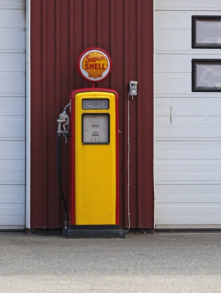 Alte Benzinpumpe als Sammlerstück — Stockfoto