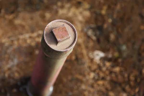 Rusty rury żelaza, który utknął w ziemi — Zdjęcie stockowe