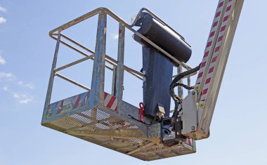 mavi gökyüzüne karşı skylift için sepet