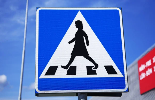 Verkeersbord voor voetgangers overweg met vrouwelijke figuur — Stockfoto