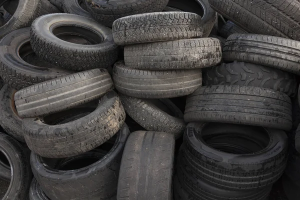 Una pila de neumáticos de automóviles usados viejos — Foto de Stock