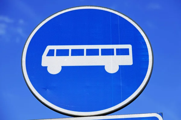 Trafik skylt för buss tillåten obligatorisk skylt — Stockfoto