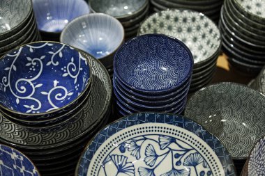 ev dekorasyonu mağazasında bulunan farklı tasarımlar ile kase çok 