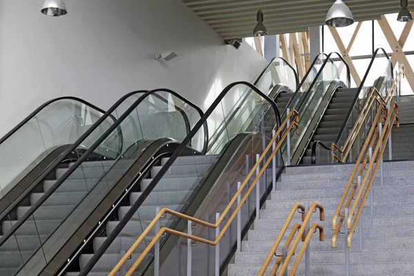 Umea doğu tren istasyonunda yürüyen merdiven ve merdiven — Stok fotoğraf