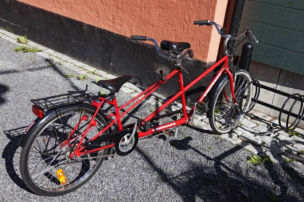 Czerwony rower tandem dla dwóch osób — Zdjęcie stockowe
