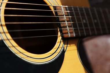 klasik gitar parçası, dizeleri ile akustik delik