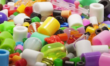 değişik renk ve şekillerde karışık boncuklar. 