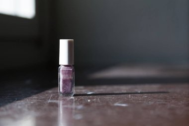 Pencere kenarında duran ojeler ve gölgeler