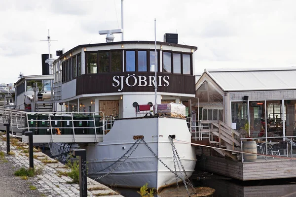 Barco estaurante junto al río donde cerrado por la temporada — Foto de Stock