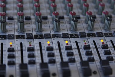 Ses ve müzik için tozlu stüdyo ve karıştırma masası