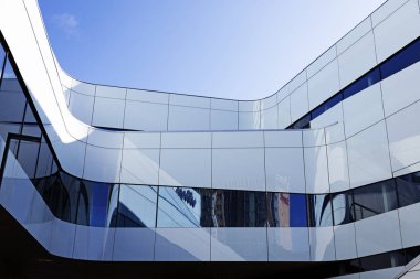  Şehir merkezindeki modern kütüphanenin ayrıntıları.