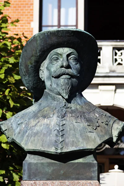 Statue du roi qui a fondé la ville — Photo