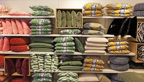 Muchas almohadas diferentes para la venta en la tienda de diseño de interiores — Foto de Stock