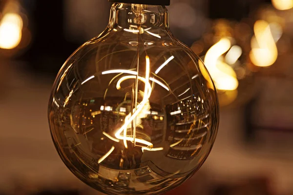 Ampulü yakın plan ve bokeh arkaplanda filamanla birlikte tak