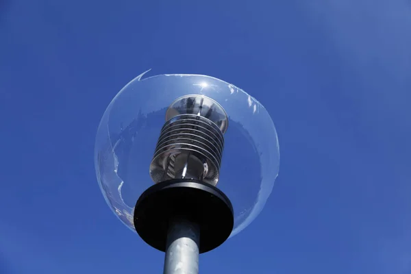 Lámpara de calle rota contra el cielo azul del verano en Roback — Foto de Stock