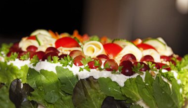 Bol dolgulu vejetaryen sandviç keki.