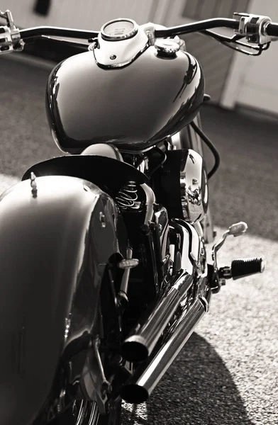 Классический мотоцикл, видимый сзади — стоковое фото