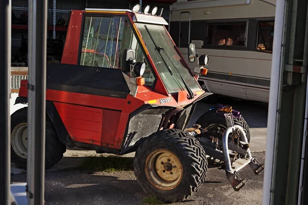 Ett rött fyrhjuligt fordon som används för olika arbeten — Stockfoto