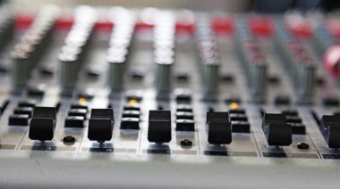 Stüdyo müzisyenleri ve ses efektleri için karıştırma masası